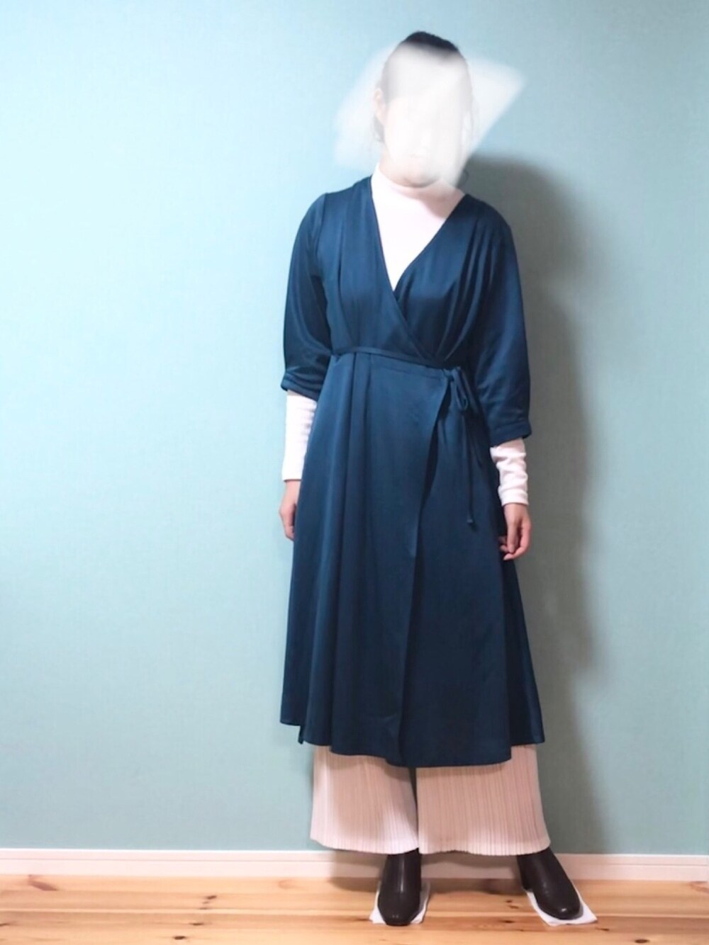 ブルー系のワンピース、ブラウン系のブーツを着用したレディースの秋コーディネートの1枚目の写真