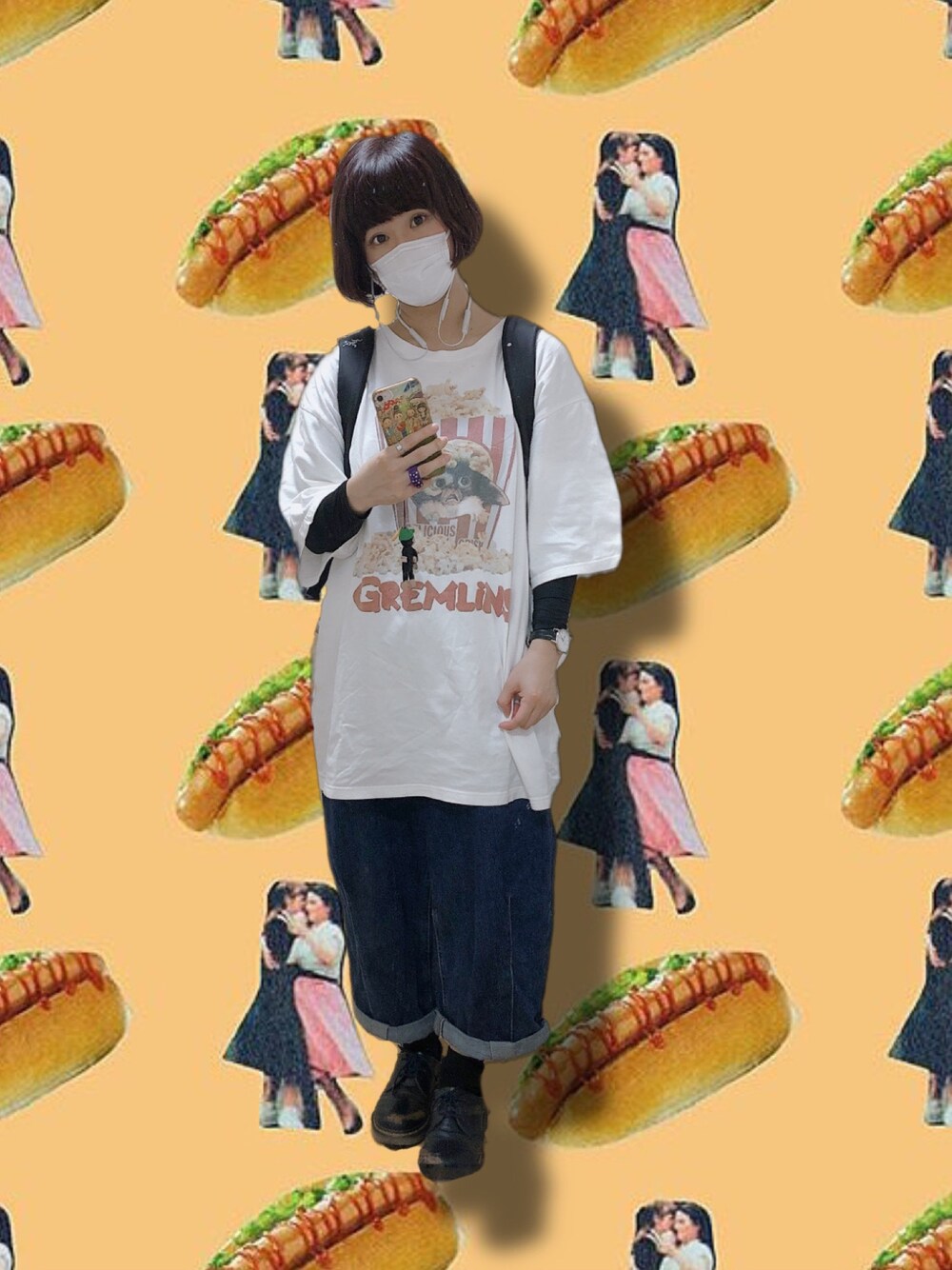 ホワイト系のTシャツ/カットソー、ブラック系のバックパック/リュック、ブルー系のデニムパンツを着用したレディースの秋コーディネートの1枚目の写真