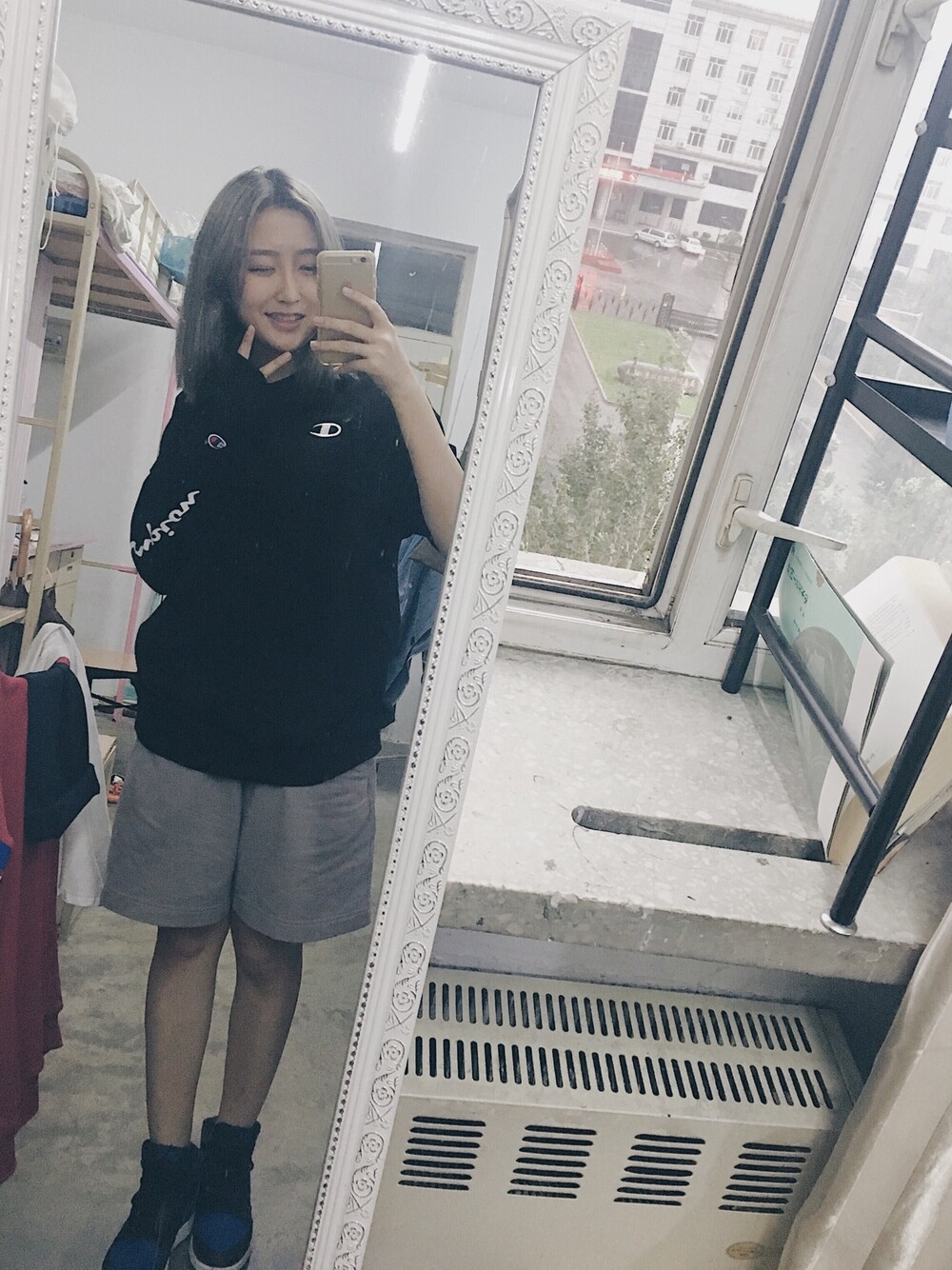 「Championのアイテム（トップス、ブラック系）」を使った、Danielleさん（レディース・160cm）の秋コーディネートの1枚目の写真