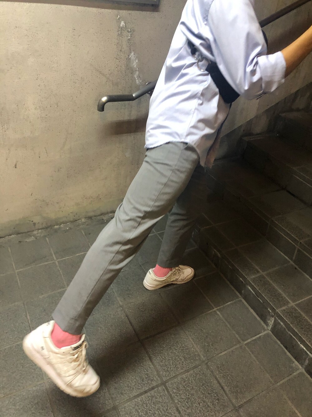 「shiyoh、シンプル、きれいめカジュアル、差し色、シャツスタイル、靴下、DEVICE(DEVICE)、GU、UNIQLO、asics tiger」｜「DEVICEの★WEARISTA KEIくん着用★ Rename 合皮チェーンウエストバッグ（ボディバッグ/ウエストポーチ、ブラック系）」を使った、コウダイコジマさん（メンズ・166cm）の秋コーディネートの1枚目の写真