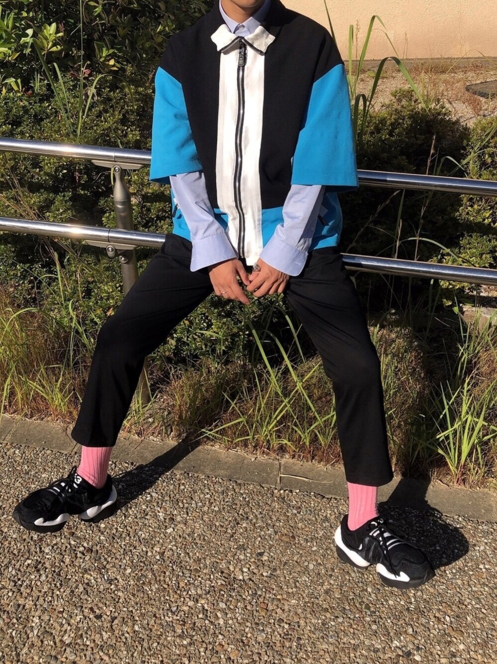 「shiyoh、プチプラ、きれいめカジュアル、シャツスタイル、ビビットカラー、色遊び、古着、GU、Right-on、Y-3」｜「古着のアイテム（その他トップス、ブラック系）」を使った、コウダイコジマさん（メンズ・166cm）の秋コーディネートの1枚目の写真