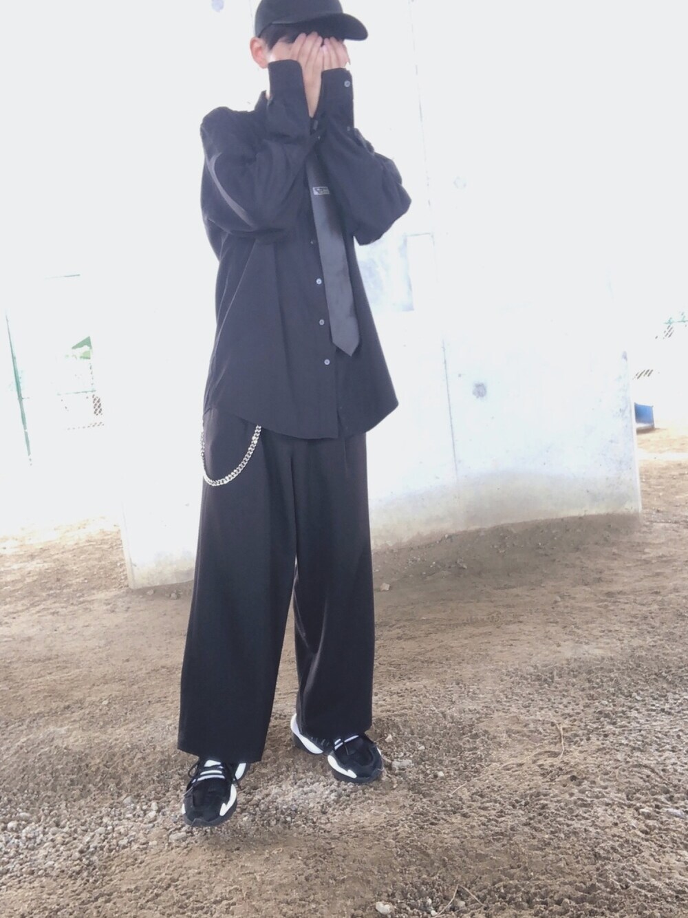 「shiyoh、黒コーデ、韓国ファッション、キャップ、シャツ、ネクタイ、ウォレットチェーン、GU、PRADA、Y-3」｜「GUのアイテム（キャップ、ブラック系）」を使った、コウダイコジマさん（メンズ・166cm）の秋コーディネートの1枚目の写真
