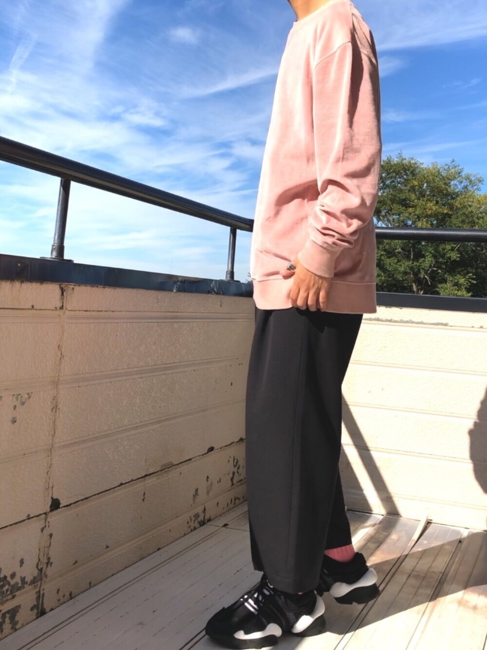「おしゃれさんと繋がりたい、shiyoh、ゆるコーデ、差し色、ピンク、ベロアスウェット、ワイドパンツ、ワイドスラックス」｜「MinoriTYのベロアオーバーサイズクルーネックトレーナー スウェットビッグシルエット（スウェット、ピンク系）」を使った、コウダイコジマさん（メンズ・166cm）の秋コーディネートの1枚目の写真