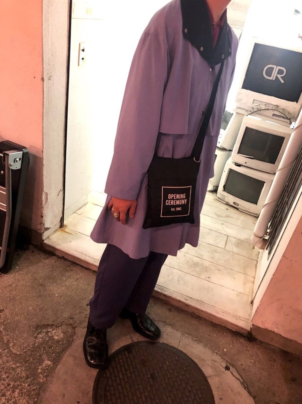 「おしゃれさんと繋がりたい、shiyoh、古着、紫、オールパープル、コート、ブーツ」｜「古着のアイテム（トレンチコート、パープル系）」を使った、コウダイコジマさん（メンズ・166cm）の秋コーディネートの1枚目の写真