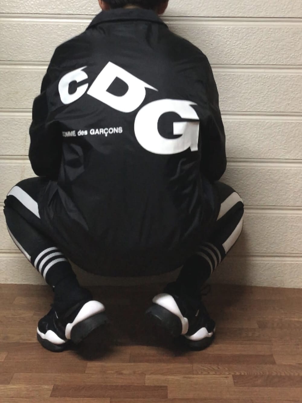 「やっぱりストリートが好き、おしゃれさんと繋がりたい、u170、shiyoh、ストリート、黒コーデ、CDG、トラックパンツ、スニーカー、スニーカー×靴下」｜「CDGのサイズ：M（ジャケット/アウター、ブラック系）」を使った、コウダイコジマさん（メンズ・166cm）の秋コーディネートの1枚目の写真