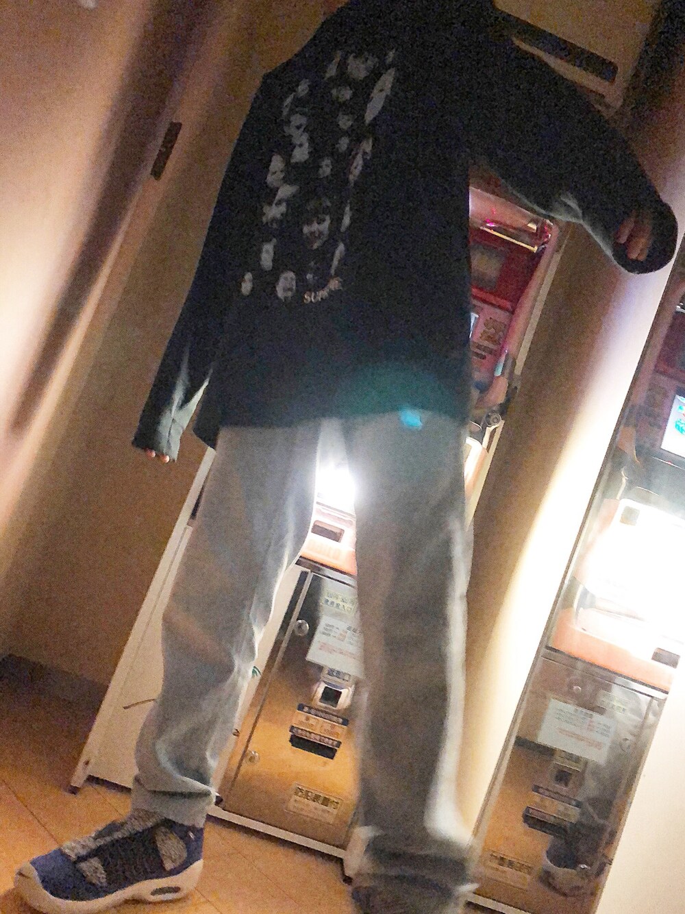 「ラフ、ロンT、ビックシルエット、ストリート、スニーカー、スニーカーコーデ、supreme、リーバイス、NIKE、PIGALLE」｜「NIKEのNIKE PIGALLE AIR SHAKE（スニーカー、ブルー系）」を使った、コウダイコジマさん（メンズ・166cm）の秋コーディネートの1枚目の写真