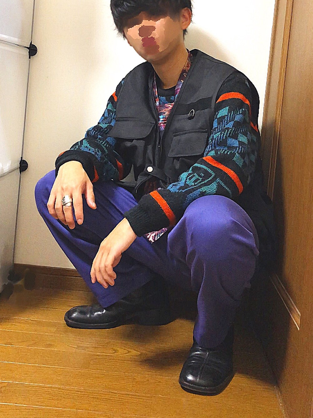 「おしゃれさんと繋がりたい、u170、shiyoh、紫コーデ、古着、総柄ニット、ネクタイ、フィッシングベスト、紫パンツ、ブーツ」｜「古着のアイテム（ニット/セーター、ブラック系）」を使った、コウダイコジマさん（メンズ・166cm）の秋コーディネートの1枚目の写真