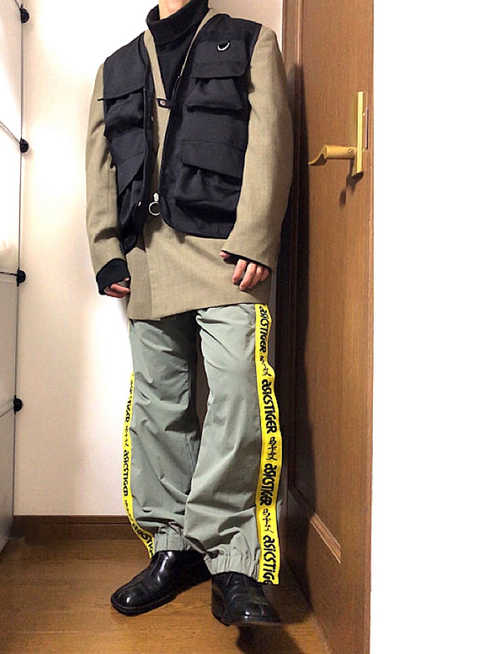 「おしゃれさんと繋がりたい、u170、shiyoh、ハイネック、ジャケット、フィッシングベスト、ブーツ」｜「HerdenのHerden　オーバーサイズタートルネックT（Tシャツ/カットソー、ブラック系）」を使った、コウダイコジマさん（メンズ・166cm）の秋コーディネートの1枚目の写真