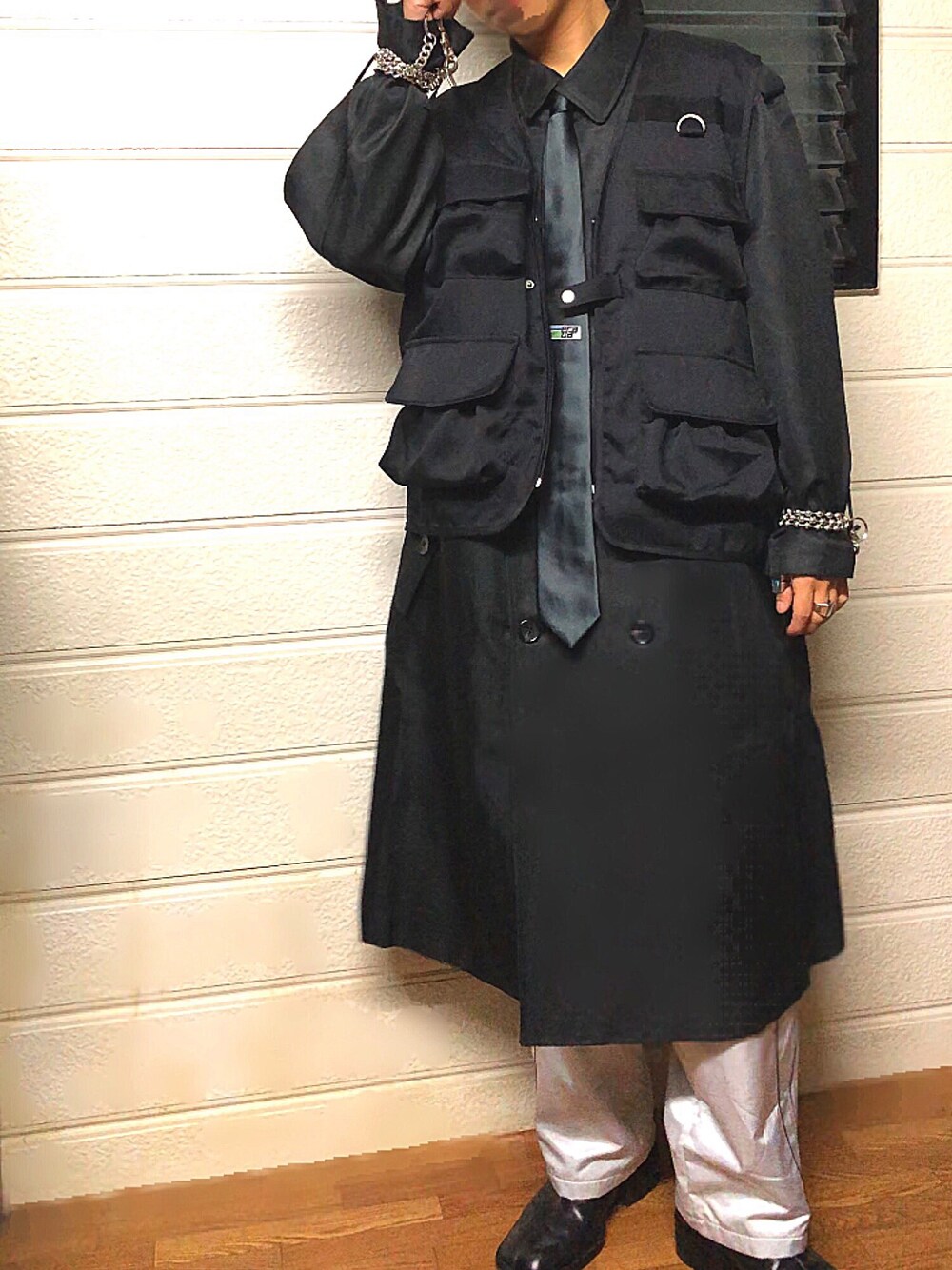 「お洒落さんとつながりたい、u170、shiyoh、個性、ロングコート、フィッシングベスト、ネクタイ、ウォレットチェーン、シルバーパンツ、ブーツ」｜「neosの【neos -original design-】スーパービッグシルエット ダブルボタン オーバートレンチコート（トレンチコート、ブラック系）」を使った、コウダイコジマさん（メンズ・166cm）の秋コーディネートの1枚目の写真