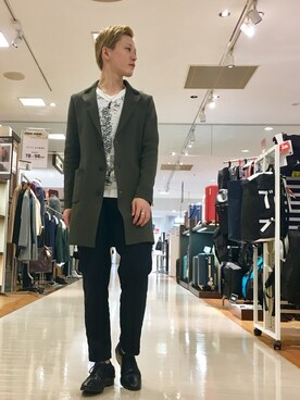 「総柄トップス」｜「アイテム（チェスターコート）」を使った、大澤 拓也さん（メンズ・165cm）の秋コーディネート