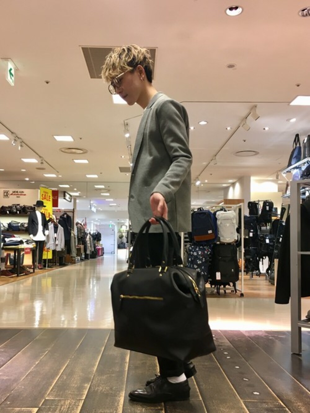 「チェック、ジャケット、グレー、ドレスシューズ、ビジュー、春、春コーデ、ニットジャケット、5351 POUR LES HOMMES、アンコンジャケット」｜「5351 POUR LES HOMMESのニットライトジャケット（テーラードジャケット、グレー系）」を使った、大澤 拓也さん（メンズ・165cm）の冬コーディネートの1枚目の写真
