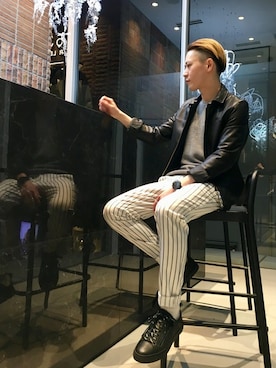 「ストライプパンツ」｜「アイテム（ライダースジャケット）」を使った、大澤 拓也さん（メンズ・165cm）の冬コーディネート