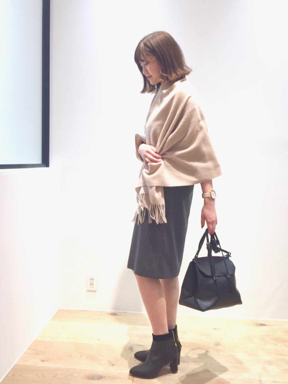 「Abahouse Devinetteのアイテム（ストール/ショール、ベージュ系）」を使った、mica hanedaさん（レディース・165cm）の冬コーディネートの1枚目の写真