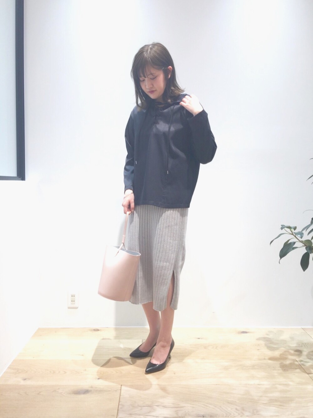 「パンプス、春ニット、春コーデ、フレッシュ、プレミアムフライデー」｜「Abahouse Devinetteのツイルレースアッププルオーバー（パーカー、ブルー系）」を使った、mica hanedaさん（レディース・165cm）の冬コーディネートの1枚目の写真