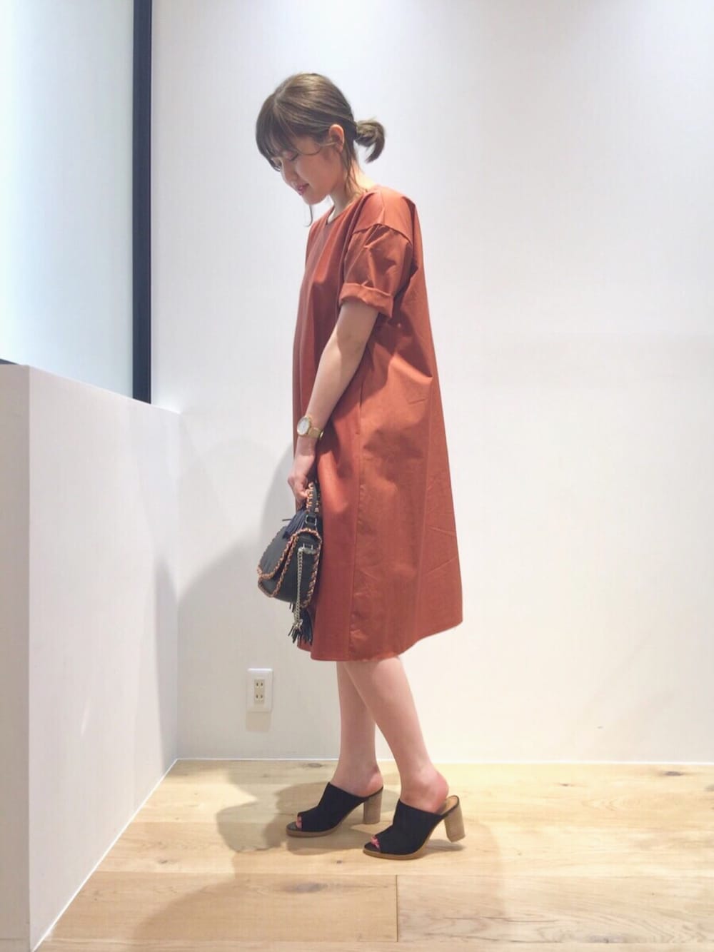 「36Quatre-NeufのラバージャージAラインワンピース（ワンピース、オレンジ系）」を使った、mica hanedaさん（レディース・165cm）の春コーディネートの1枚目の写真