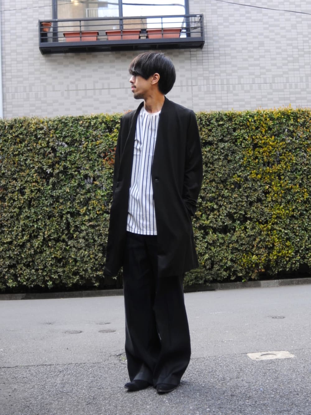 「ブーツ、シンプル、ブラック、黒、ワイドパンツ、サイドゴアブーツ、キレイめ、GalaabenD、ヒールブーツ、ゆるコーデ」｜「GalaabenDのT/Rギャバストレッチ バギーパンツ（その他パンツ、ブラック系）」を使った、GalaabenD Tokyoさん（メンズ・182cm）の夏コーディネートの1枚目の写真