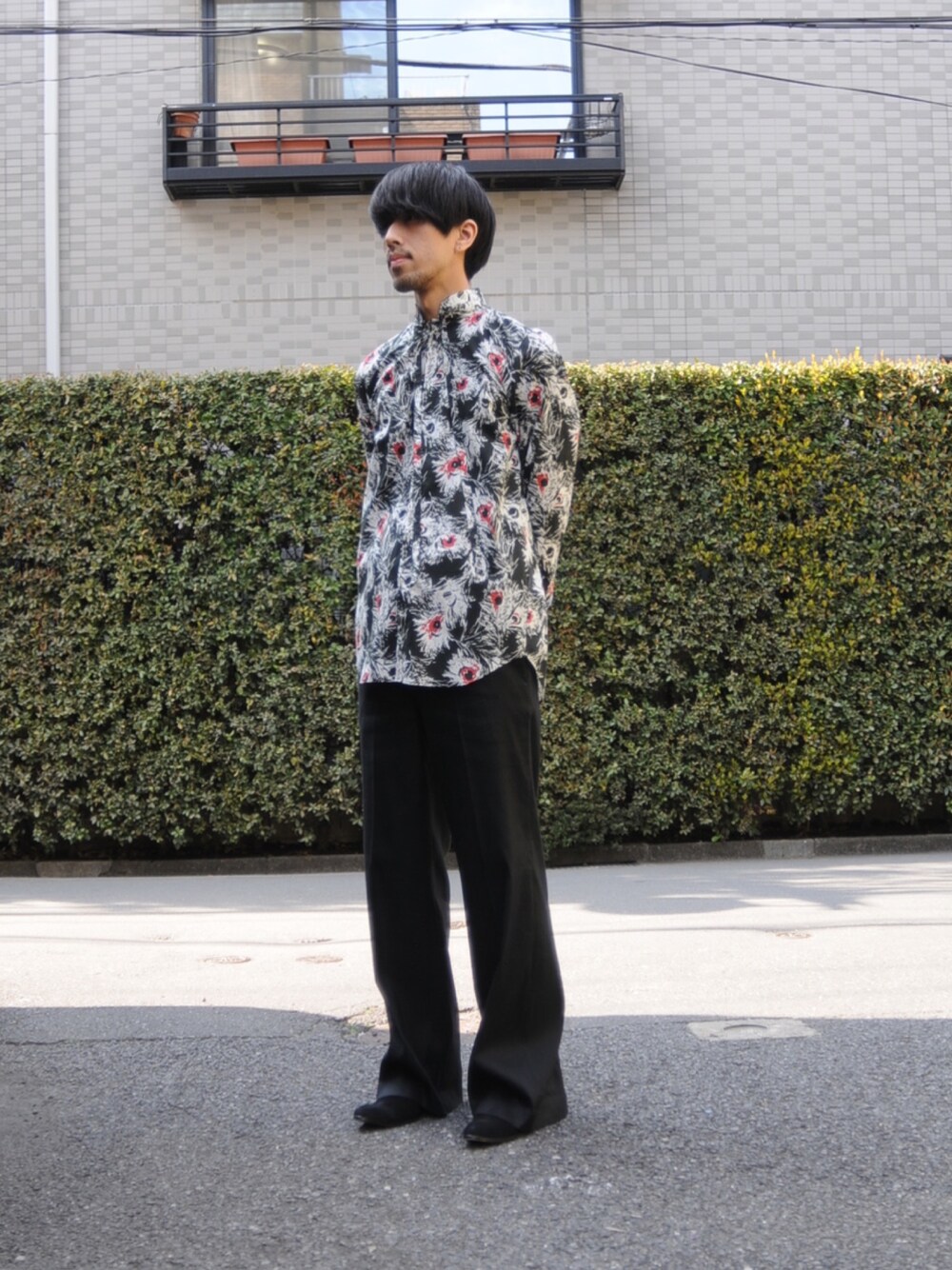 「ブーツ、ブラック、柄シャツ、黒、ワイドパンツ、革靴、ベロア、GalaabenD、ヒールブーツ、シャツスタイル」｜「GalaabenDの綿ローンピーコックフェザープリント ボーカラーシャツ (87212114)（シャツ/ブラウス、ブラック系）」を使った、GalaabenD Tokyoさん（メンズ・182cm）の夏コーディネートの1枚目の写真
