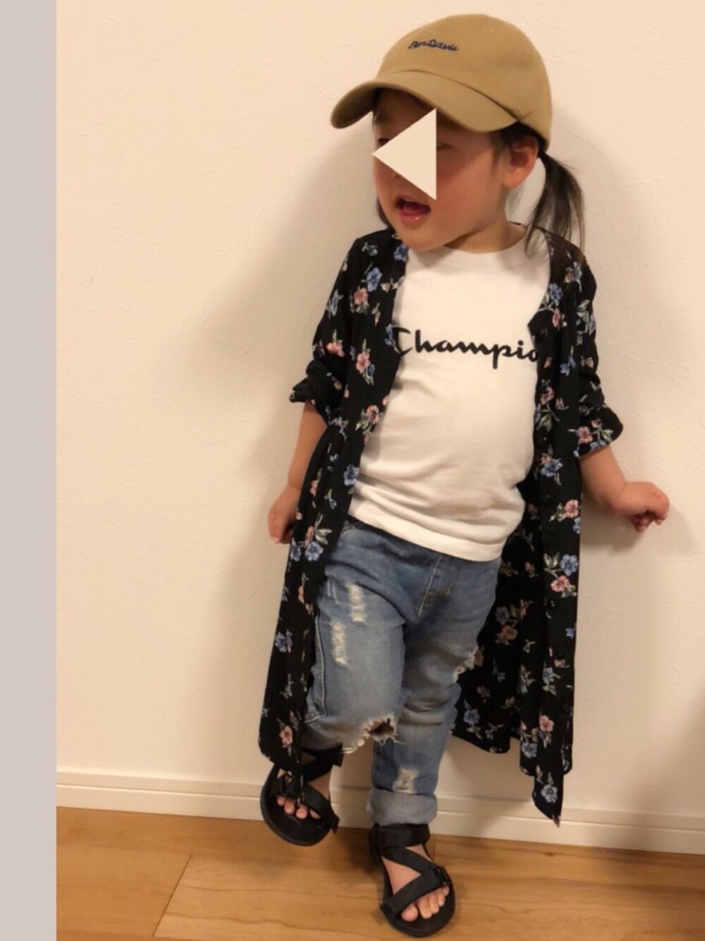 「キッズファッション、春コーデ、おんなのこ、シンプル、花柄、デニム、キッズ、キッズコーデ、おしゃれさんと繋がりたい」｜「BEN DAVISのBENDAVIS/ベンデービス オリジナルローキャップ（キャップ、ベージュ系）」を使った、ちゃき☺︎"さん（キッズ・120cm）の春コーディネートの1枚目の写真