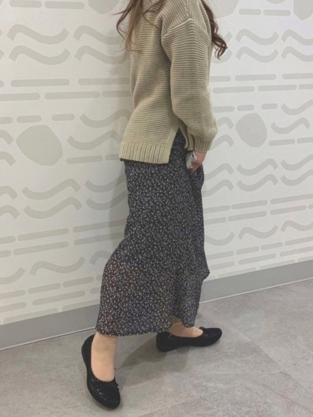 ブラック系のパンプスを着用したレディースの冬コーディネートの1枚目の写真