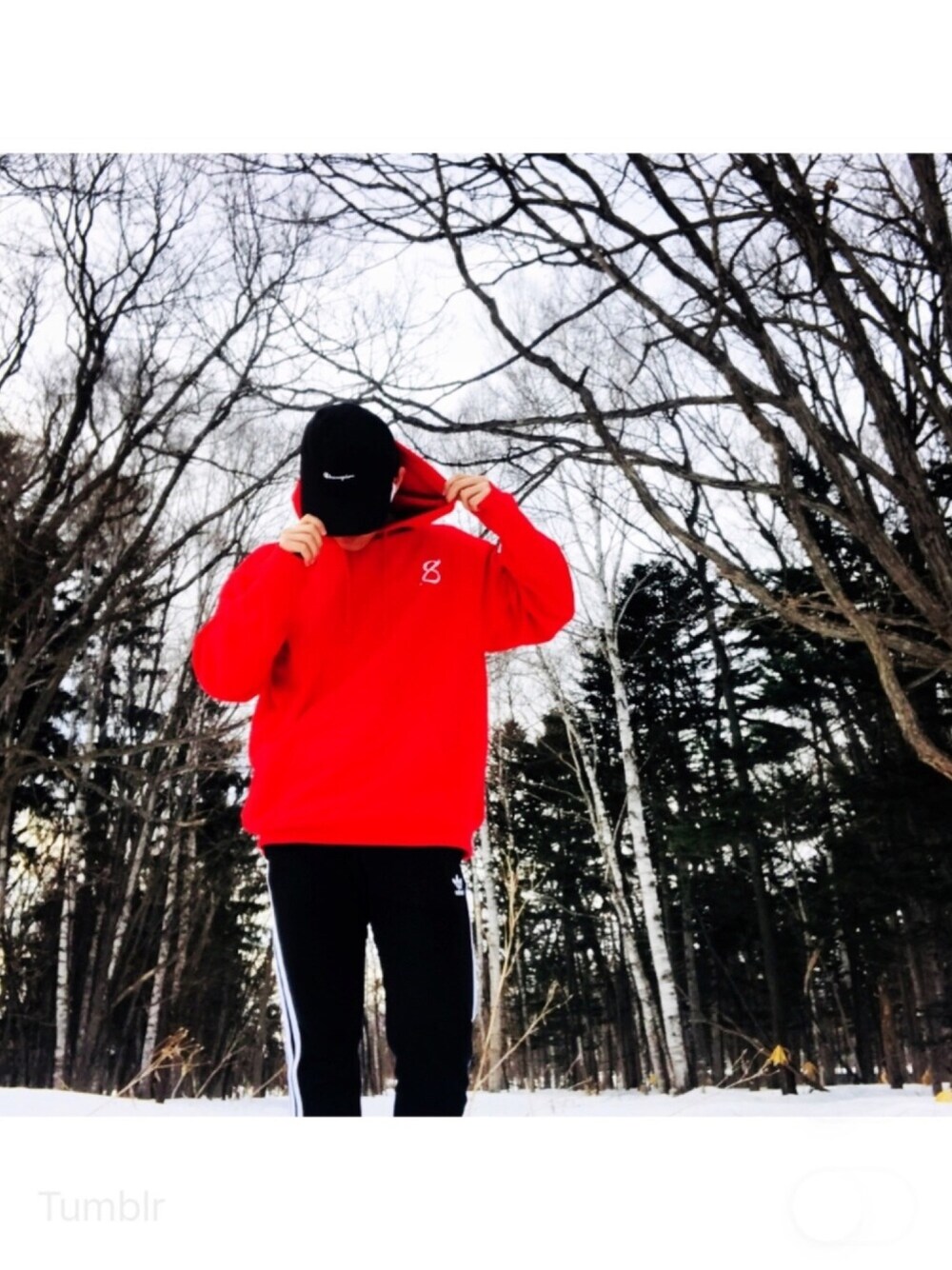 ブラック系のその他パンツ、ブラック系のスニーカー、レッド系のパーカーを着用したメンズの春コーディネートの1枚目の写真