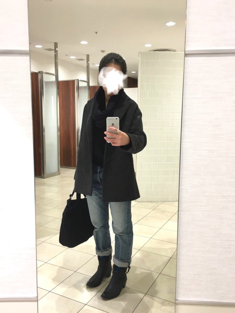 「カジュアル、ゆるコーデ、アウター、チェスターコート、デニム、黒、黒コーデ、シンプル、ブーツ」｜「無印良品のアイテム（チェスターコート、ブラウン系）」を使った、はむさん（レディース・158cm）の冬コーディネートの1枚目の写真