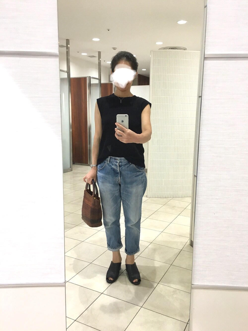 「オトナカジュアル、シンプルコーデ、お洒落さんとつながりたい、デニム、ノースリーブ、ワッフルスリーブレスt、黒」｜「GUのアイテム（Tシャツ/カットソー、ブラック系）」を使った、はむさん（レディース・158cm）の秋コーディネートの1枚目の写真