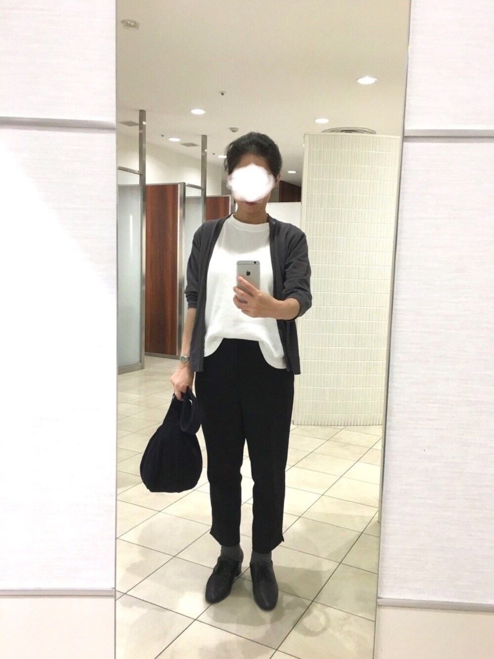 「大人コーデ、シンプル、パンツスタイル、秋服、おしゃれさんと繋がりたい、モノトーン、ワッフルスリーブレスt、カーディガン、レースアップシューズ」｜「無印良品のアイテム（カーディガン/ボレロ、グレー系）」を使った、はむさん（レディース・158cm）の秋コーディネートの1枚目の写真