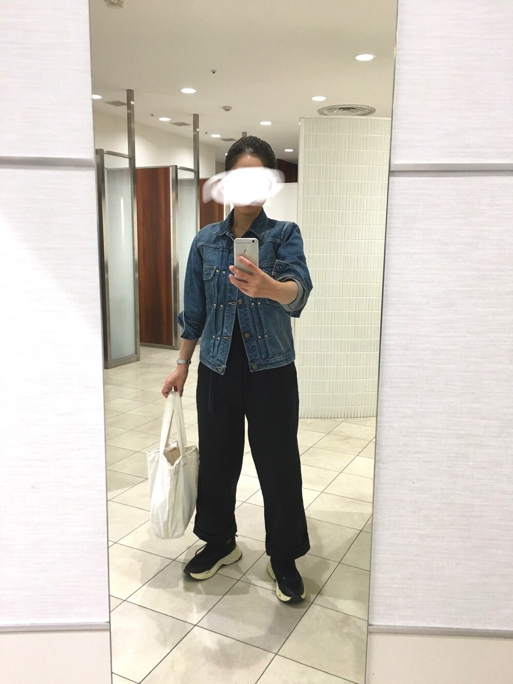「やっぱりストリートが好き、秋のコーデ、シンプル、大人カジュアル、お洒落さんとつながりたい、デニムジャケット、オアスロウ、orslow、黒」｜「k24 ネックレスのアイテム（ネックレス、ゴールド系）」を使った、はむさん（レディース・158cm）の秋コーディネートの1枚目の写真