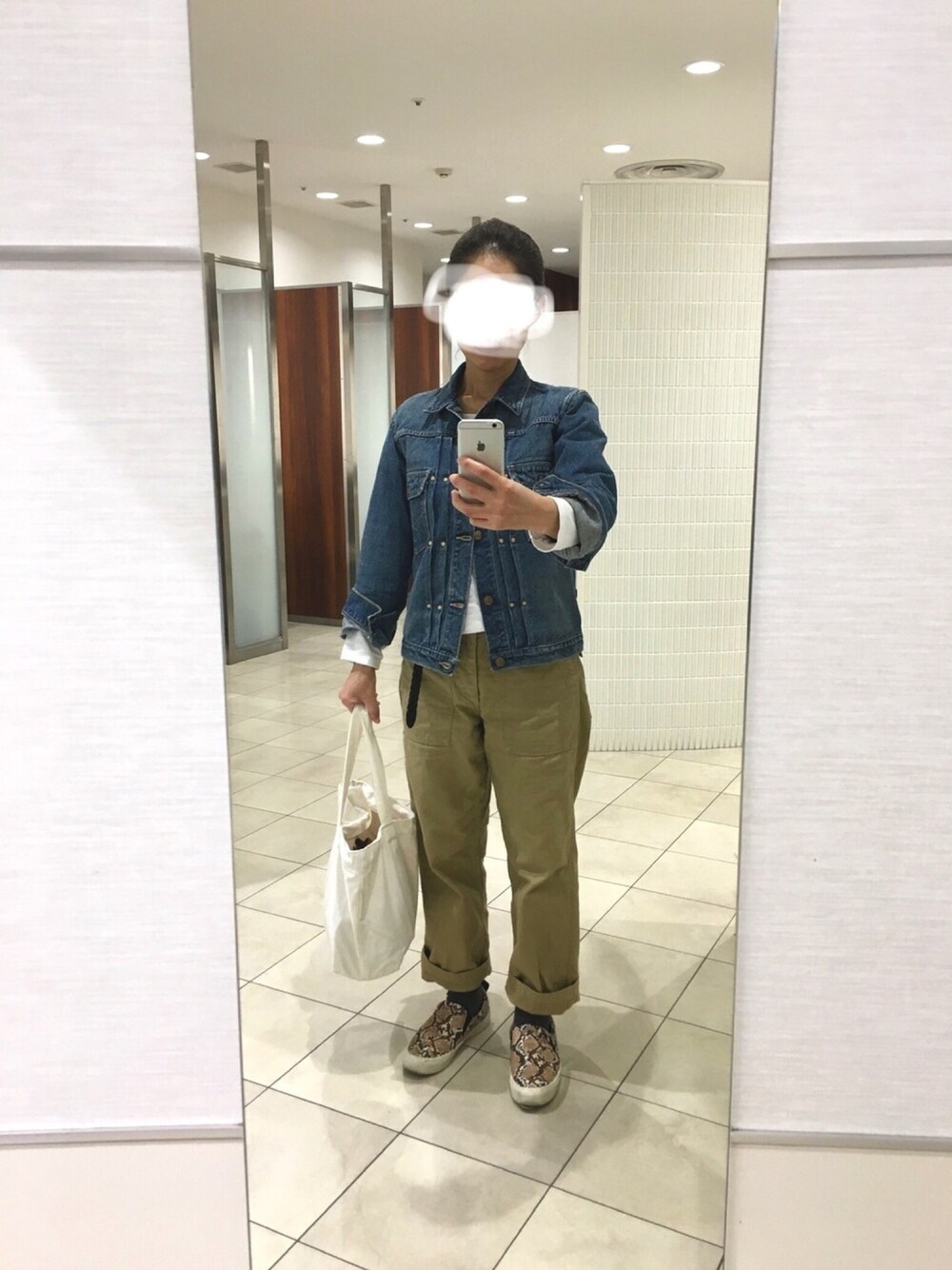 「秋冬コーデ、シンプルコーデ、パンツスタイル、大人カジュアル、おしゃれさんと繋がりたい、ベージュコーデ、デニム、デニムジャケット、orslow、オアスロウ」｜「k24 ネックレスのアイテム（ネックレス、ゴールド系）」を使った、はむさん（レディース・158cm）の秋コーディネートの1枚目の写真