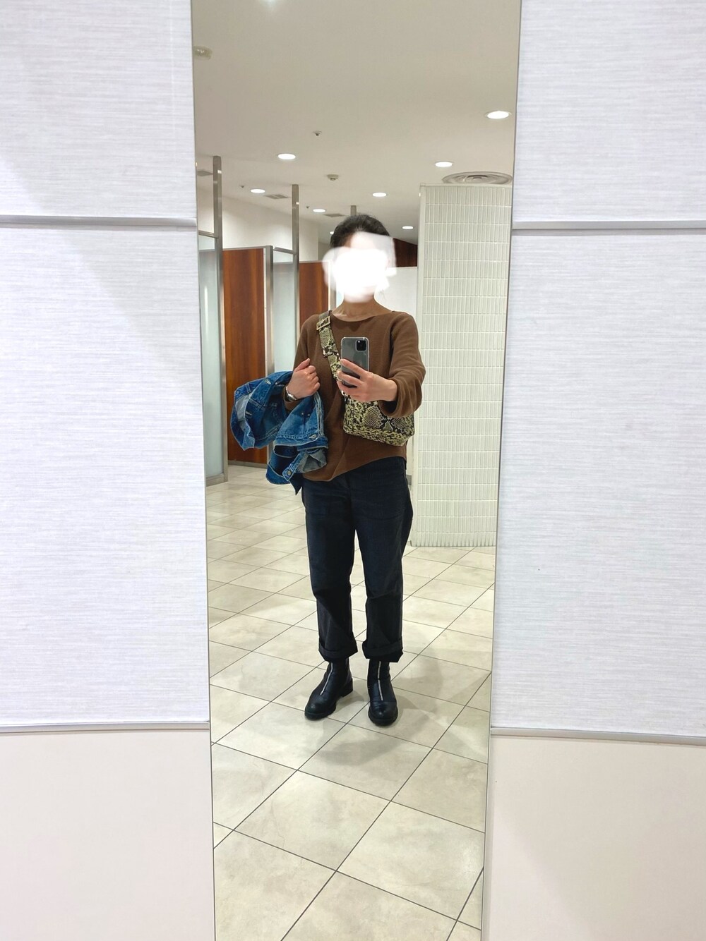 「シンプル、お洒落さんとつながりたい、ブラウンコーデ、ブラウン×グレー、パイソン柄、デニムジャケット、UNIQLO、orslow、ZARA」｜「オレフィーチェの18kホワイトゴールドにこちゃんネックレス（ネックレス、その他）」を使った、はむさん（レディース・158cm）の春コーディネートの1枚目の写真