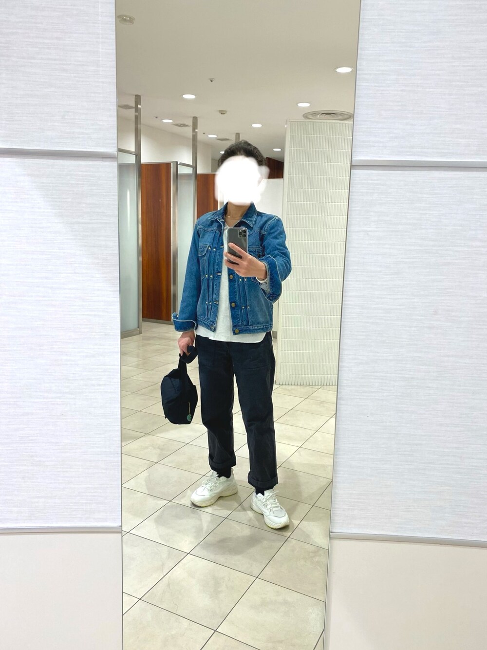 「大人カジュアル、お洒落さんとつながりたい、シンプル、オアスロウ、ワークパンツ、ワッフル、スニーカー、白スニーカー、デニムジャケット」｜「純プラチナネックレスの純プラチナネックレス（ネックレス、シルバー系）」を使った、はむさん（レディース・158cm）の春コーディネートの1枚目の写真