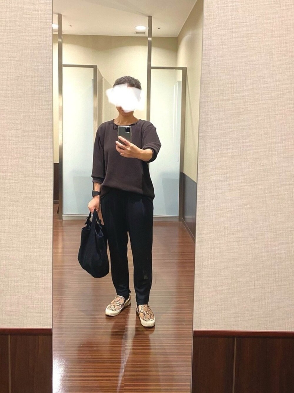 ブラウン系のTシャツ/カットソー、ブラック系のその他パンツ、ブラック系のトートバッグを着用したレディースの秋コーディネートの1枚目の写真