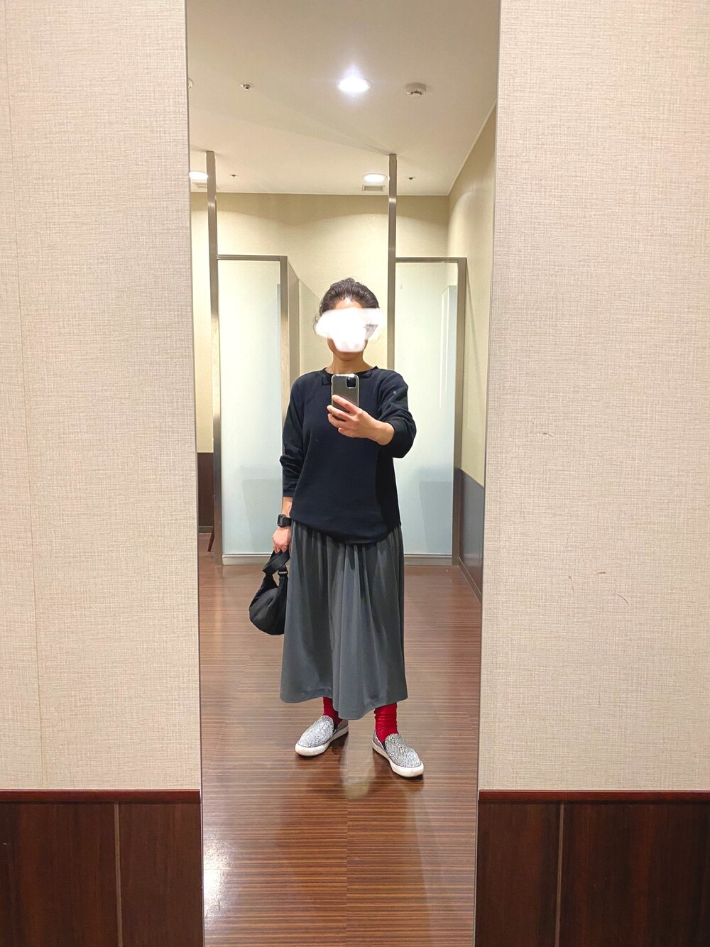 ブラック系のTシャツ/カットソー、グレー系のパンツ、ブラック系のショルダーバッグを着用したレディースの春コーディネートの1枚目の写真