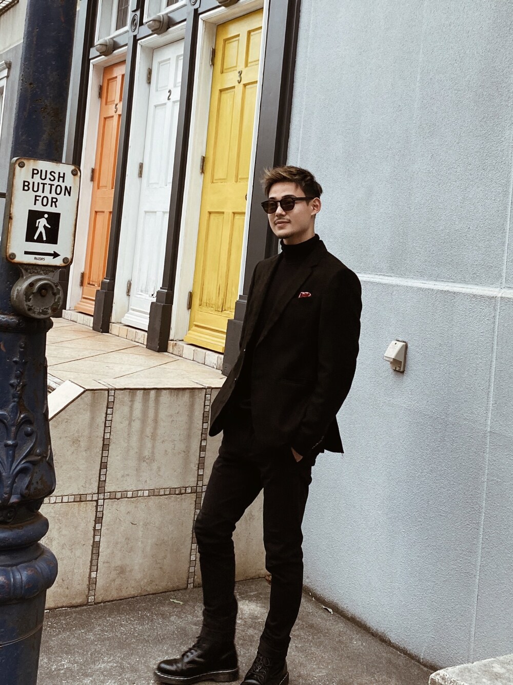 ブラック系のテーラードジャケット、ブラック系のチノパンツ、ブラック系のローファーを着用したメンズの春コーディネートの1枚目の写真