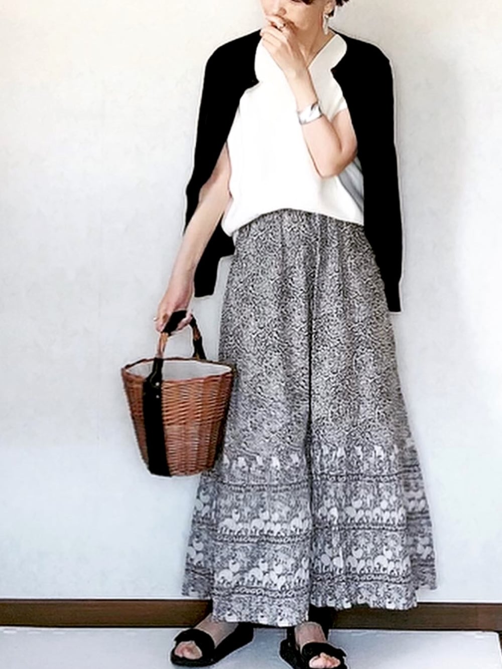 「UNIQLO、ユニクロ、上下ユニクロ、大人カジュアル、シンプルコーデ、モノトーン、ANNA SUI、おしゃれさんと繋がりたい、春夏コーデ」｜「UNIQLOのアイテム（スカート、ホワイト系）」を使った、ybtnさん（レディース・159cm）の春コーディネートの1枚目の写真