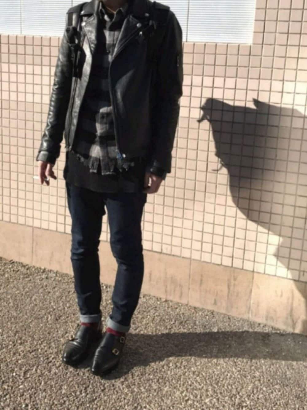 ブラック系のバックパック/リュック、ブラック系のTシャツ/カットソー、ブラック系のシャツ/ブラウスを着用したメンズの春コーディネートの1枚目の写真