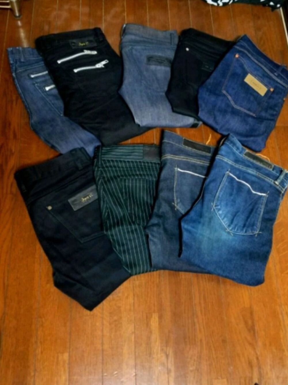 ブラック系のデニムパンツ、ブラック系のデニムパンツ、ブラック系のデニムパンツを着用したメンズの夏コーディネートの1枚目の写真