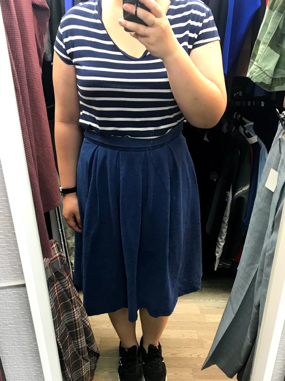 「ZARA、GU、New Balance、ボーダー、スカート、カジュアル、夏、ミドルスカート、プチプラ、ぽっちゃり」｜「ZARAのアイテム（Tシャツ/カットソー、ブルー系）」を使った、鈴木氏さん（レディース・170cm）の夏コーディネートの1枚目の写真