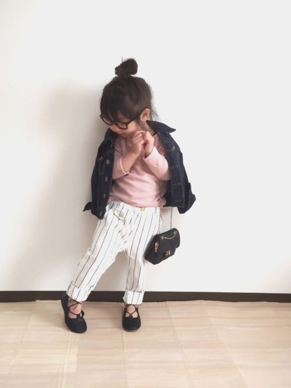 ピンク系のTシャツ/カットソー、ブルー系のデニムジャケット、ホワイト系のその他パンツを着用したキッズの春コーディネートの1枚目の写真