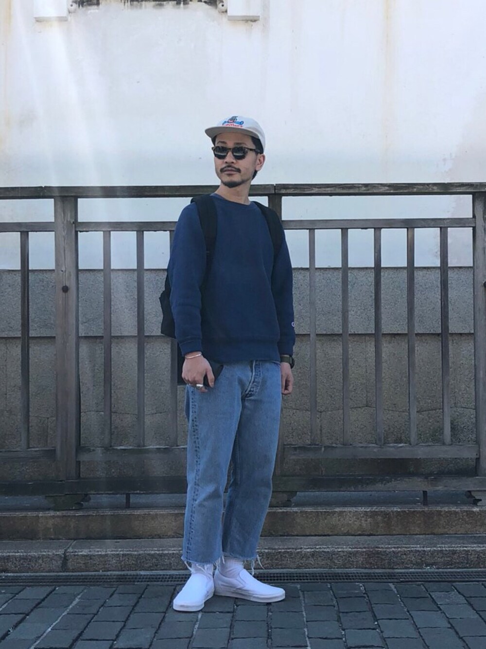 「平成最後のWEARISTAセンバツ、春、シンプルコーデ、はるコーデ、ストリートMIX、カジュアル、アメカジ、休日スタイル、スウエット、デニム」｜「Championのアイテム（スウェット、ブルー系）」を使った、ハタノさん（メンズ・170cm）の春コーディネートの1枚目の写真