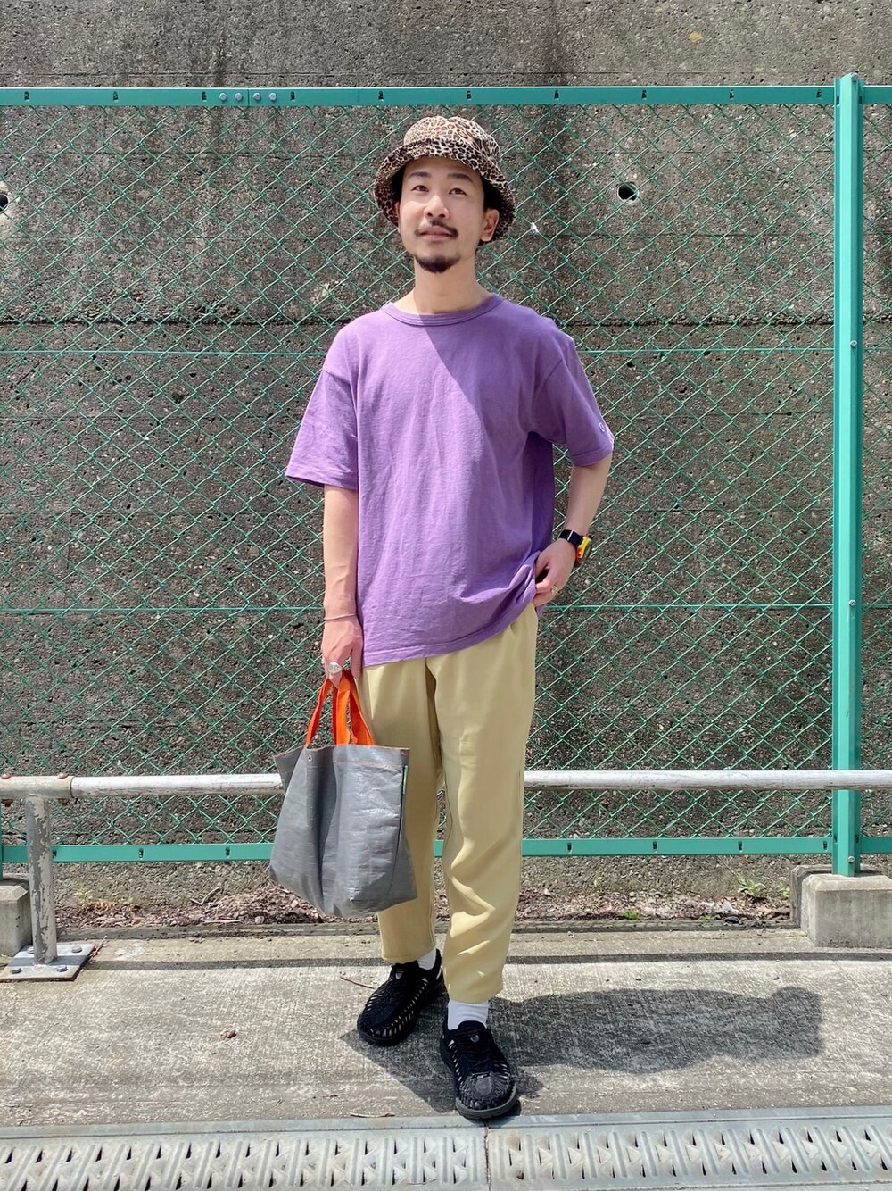 「休日コーデ、大人カジュアル、ストリートMIX、サンダルに靴下、チャンピオン、エルベシャプリエ、サンダル、パープル、ラフ、ゆるコーデ」｜「Championのアイテム（Tシャツ/カットソー、パープル系）」を使った、ハタノさん（メンズ・170cm）の春コーディネートの1枚目の写真