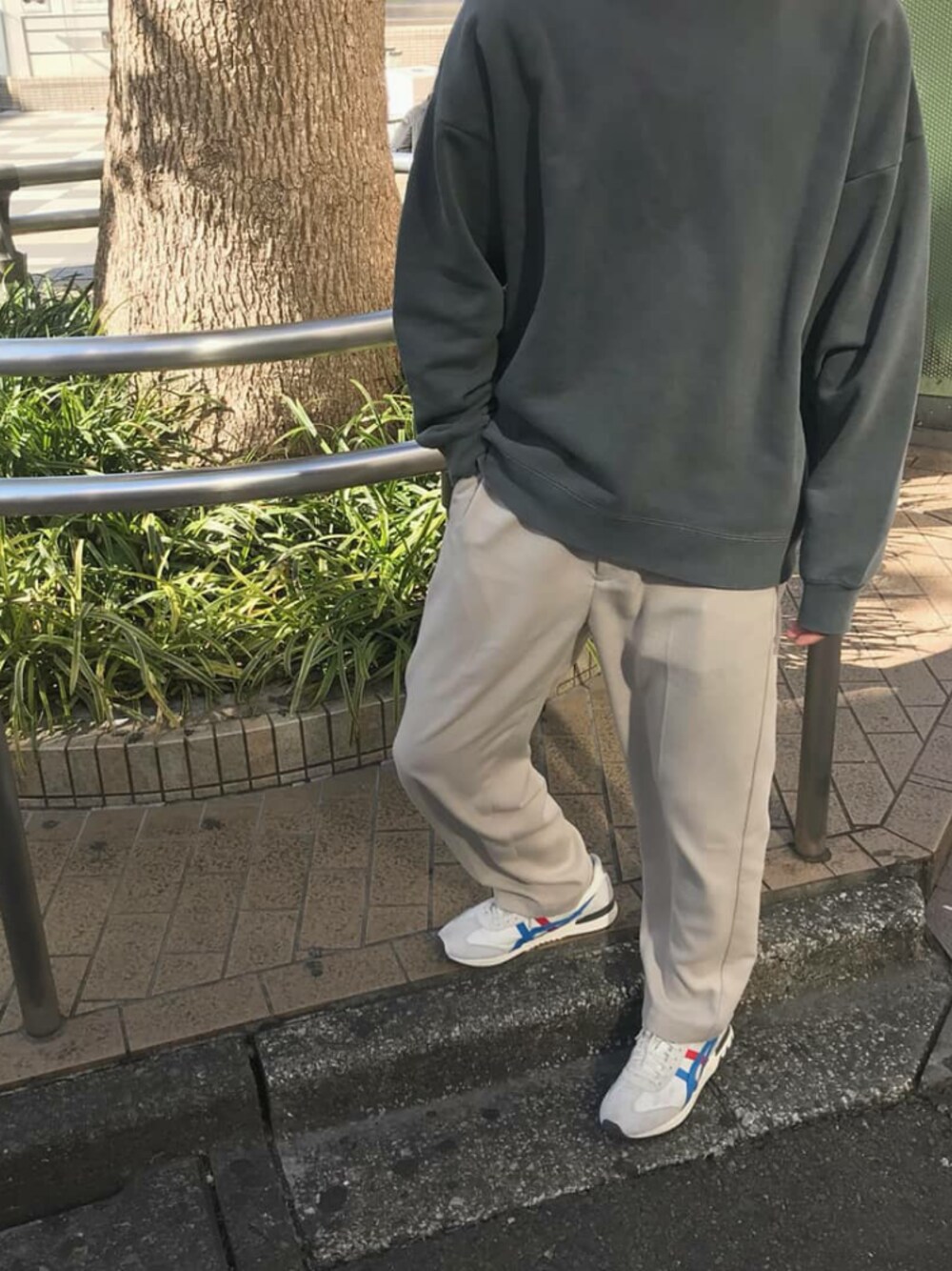 「カジュアルコーデ、オトナカジュアル、おしゃれさんと繋がりたい、スウェット、ビッグシルエット、ニコアンド、シンフルコーデ、春コーデ」｜「niko and...の起毛イージーパンツ（その他パンツ、ベージュ系）」を使った、ちなさん（メンズ・170cm）の冬コーディネートの1枚目の写真