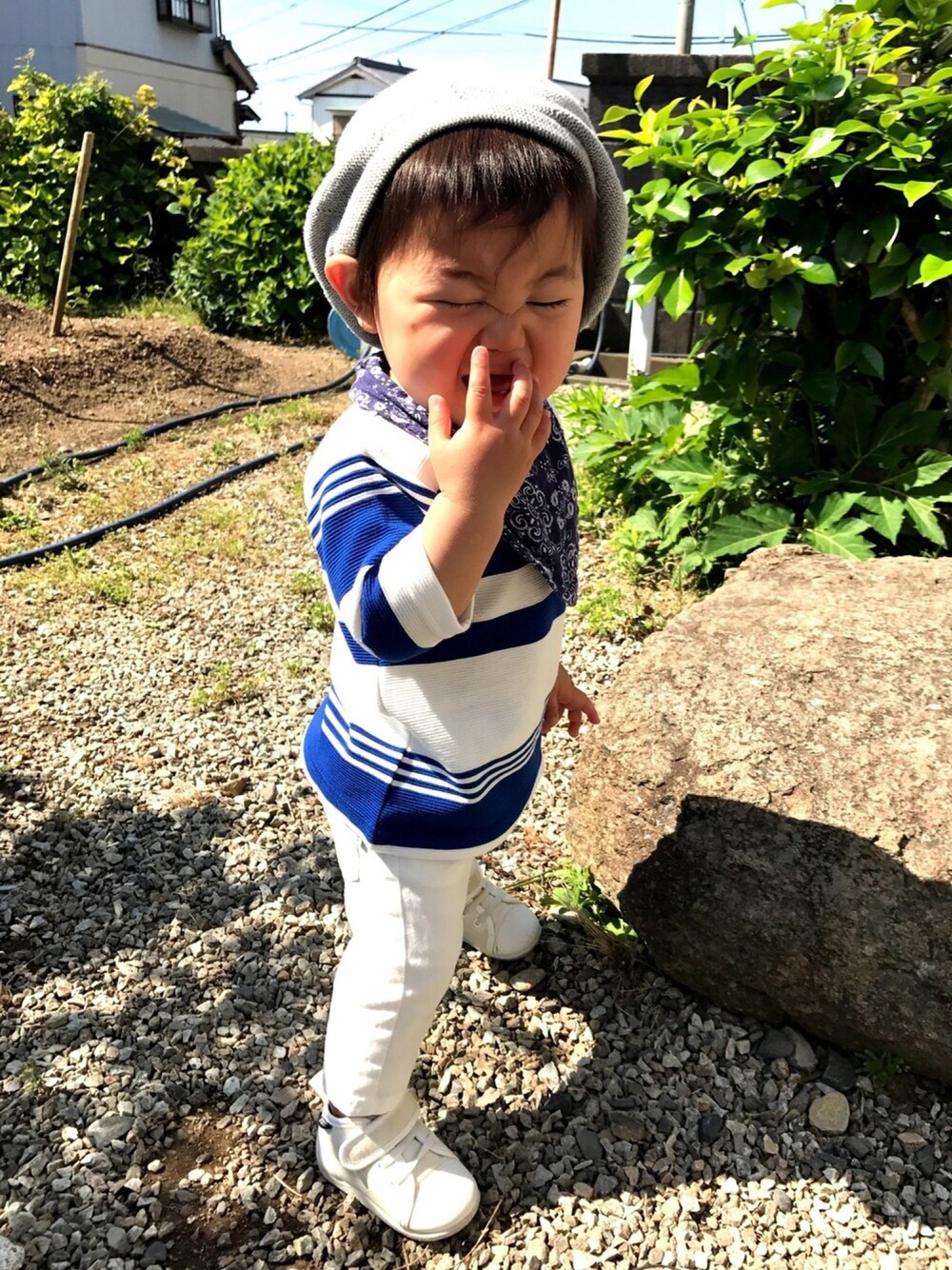 「シンプルコーデ、キッズコーデ、1歳、夏、ホワイトパンツ、ブルー x ホワイト」｜「BRANSHESのランダムボーダー7分袖Tシャツ（Tシャツ/カットソー、ブルー系）」を使った、たけぞさん（キッズ・80cm）の春コーディネートの1枚目の写真
