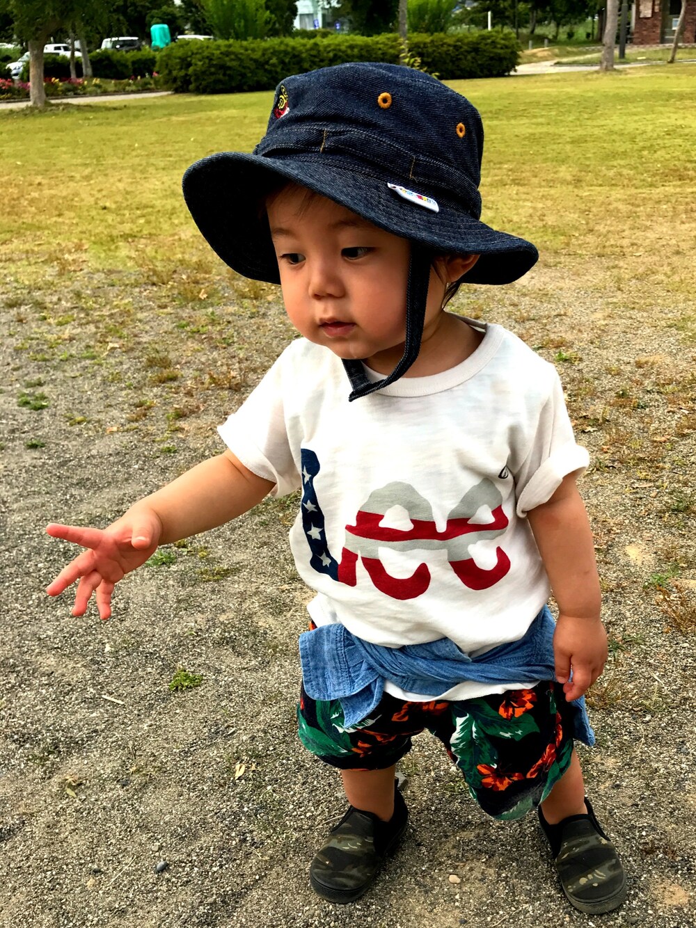 「キッズコーデ、キッズファッション、LEE、公園、男の子、ゆるコーデ、13month、1歳」｜「LeeのLeeKIDS LEELOGO PRINT TEE 国旗ver.（Tシャツ/カットソー、ホワイト系）」を使った、たけぞさん（キッズ・80cm）の夏コーディネートの1枚目の写真