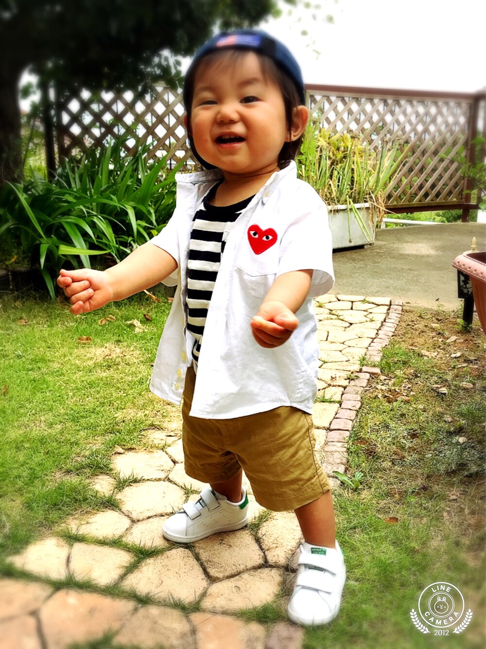 「夏、半ズボン、キッズコーデ、白シャツ、ギャルソン、ブランシェス、1歳、シンプルコーデ、男の子、男の子ママ」｜「西松屋のアイテム（シャツ/ブラウス、ホワイト系）」を使った、たけぞさん（キッズ・80cm）の夏コーディネートの1枚目の写真