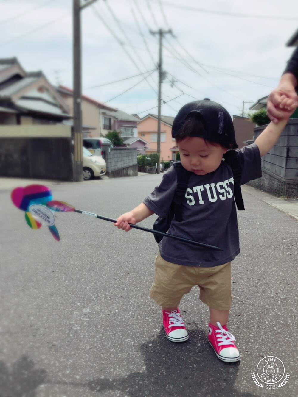 「キッズコーデ、stussy、XLARGE、キッズファッション、男の子、リュック、コンバース、1歳」｜「XLARGE KIDSのロゴ入りメッシュキャップ（キャップ、ブラック系）」を使った、たけぞさん（キッズ・80cm）の夏コーディネートの1枚目の写真