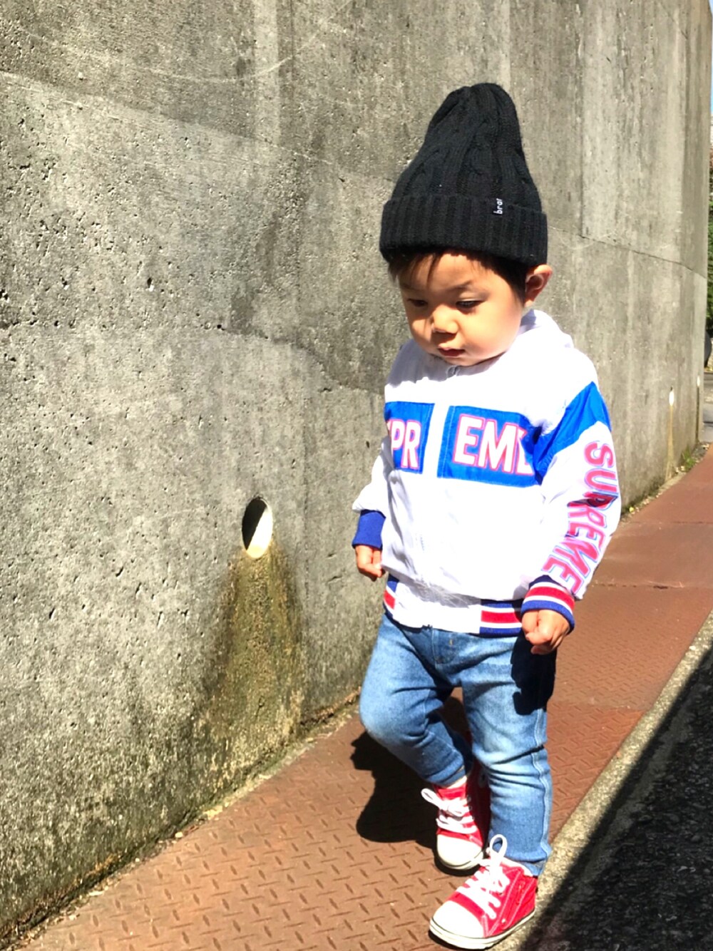 「supreme、キッズコーデ、スニーカーコーデ、1歳5ヶ月、おとこのこ、韓国子供服、ニット帽」｜「韓国子供服のアイテム（ナイロンジャケット、ホワイト系）」を使った、たけぞさん（キッズ・90cm）の秋コーディネートの1枚目の写真