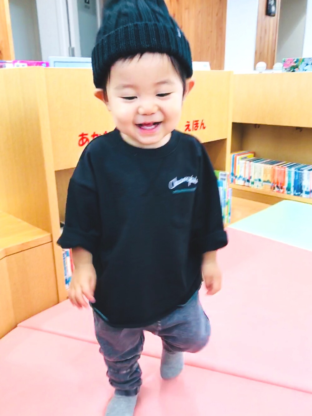 「チャンピオン、ニット帽、キッスコーデ、おしゃれさんと繋がりたい、1歳5ヶ月、おとこのこ」｜「Championのアイテム（Tシャツ/カットソー、ブラック系）」を使った、たけぞさん（キッズ・90cm）の秋コーディネートの1枚目の写真