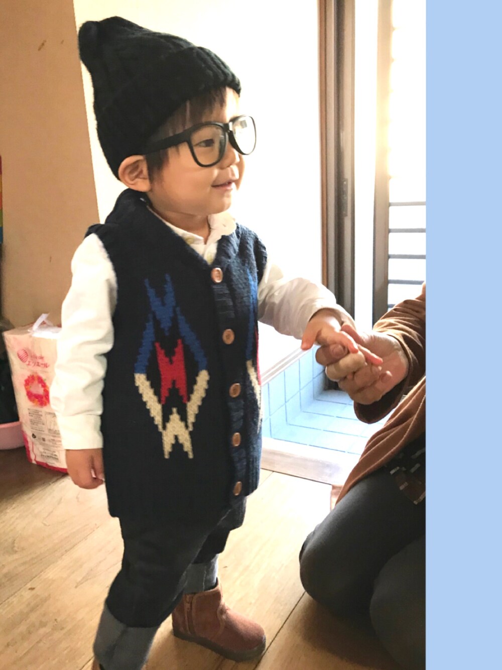 「ブランシェス、ベスト、ニット帽、伊達メガネ男子、メガネ男子、1歳、キッズコーデ、おしゃれさんと繋がりたい」｜「BRANSHESのオルティガ柄ニットベスト（ベスト、ブルー系）」を使った、たけぞさん（キッズ・90cm）の冬コーディネートの1枚目の写真