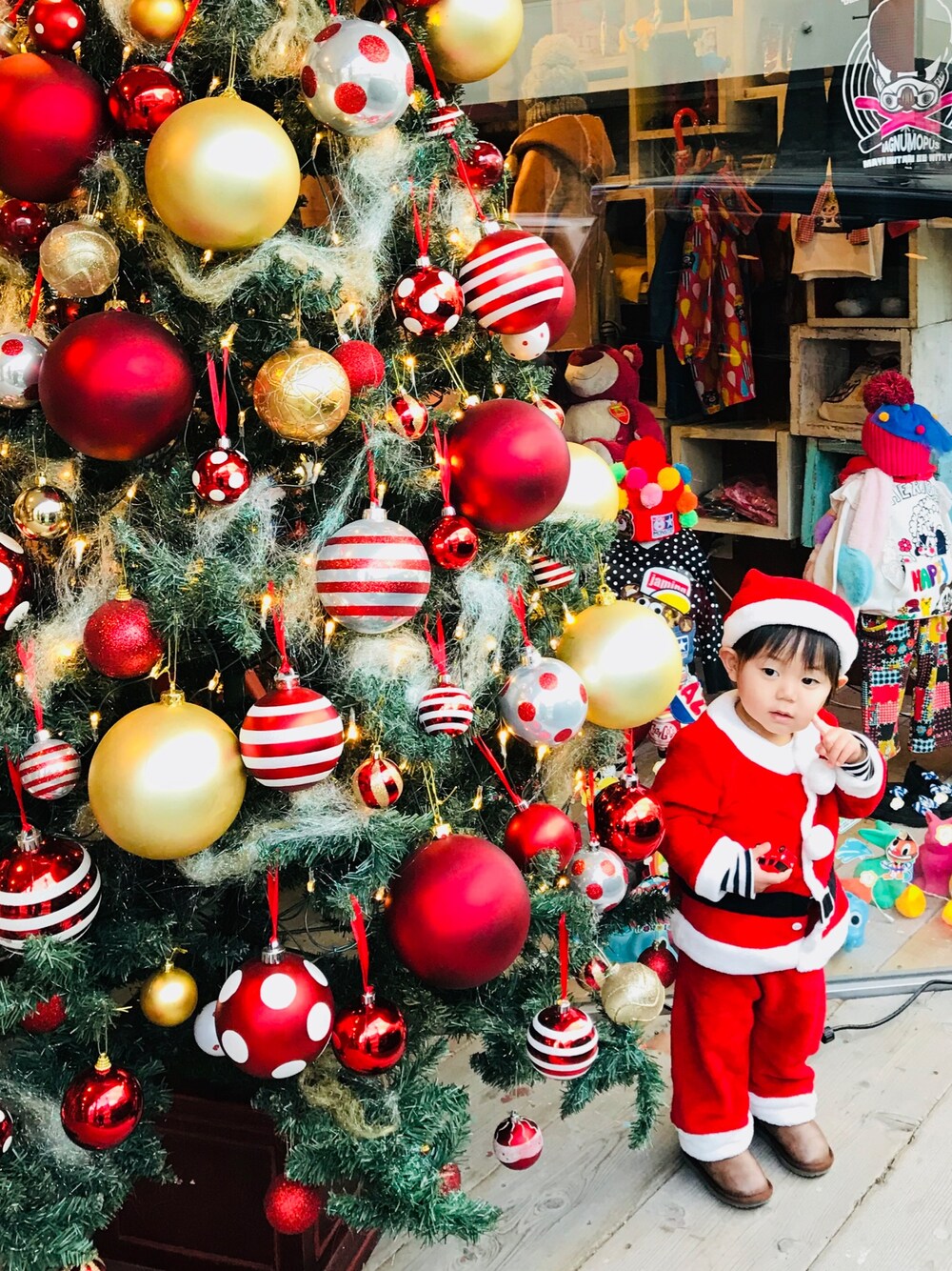 「クリスマス、サンタクロース、サンタコス、チビサンタ、キッズコーデ、キッズファッション、1歳7ヶ月、男の子、1歳」｜「サンタコスのアイテム（その他、レッド系）」を使った、たけぞさん（キッズ・90cm）の冬コーディネートの1枚目の写真